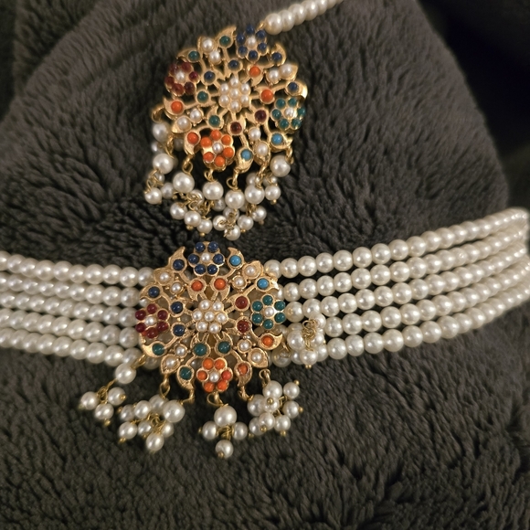 Elegant Pearl and Gold Jewelry Set. The earrings are with Sahara . - Picture 6 of 12